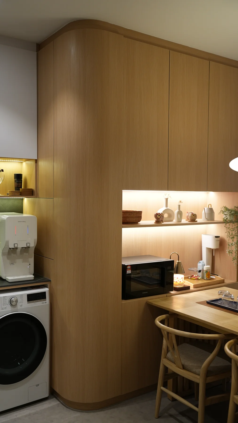 Rounded Light Oak cabinetry in Molek Regency
